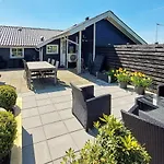 Modern With Hot Tub Semesterbostad *