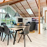 Semesterbostad Modern With Hot Tub