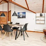 Modern With Hot Tub Semesterbostad Hemmet