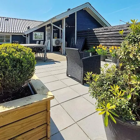 Holiday home Three-bedroom In 26