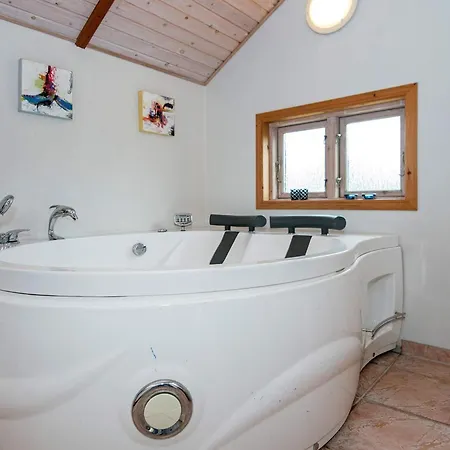 Modern With Hot Tub Hemmet