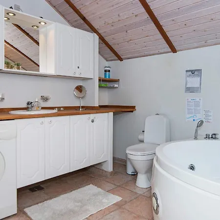 Modern With Hot Tub Feriehus